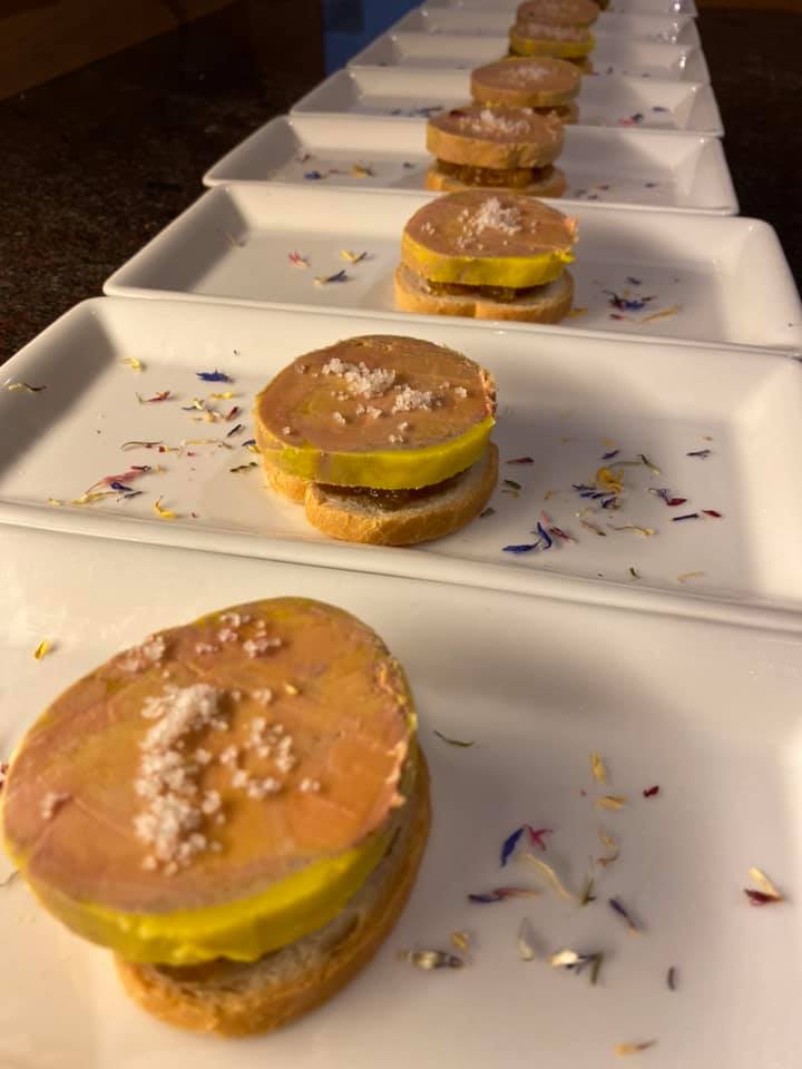 Médaillons de foie gras dressés à l'assiette