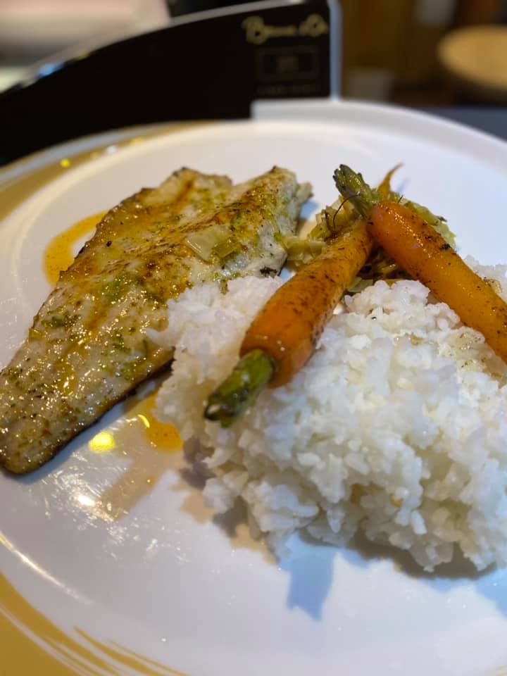 Filet de poisson, riz et carottes fanes