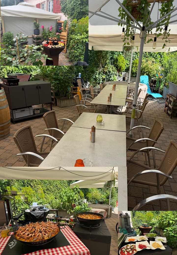 La terrasse ombragée du Lion d'Or, tables dressées et plancha