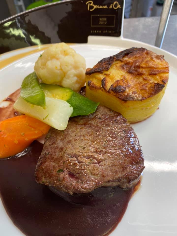 Pièce de viande, gratin et légumes